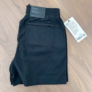 NWT Lululemon Mens Bowline Short 5” Classic Fit Woven Material Size S